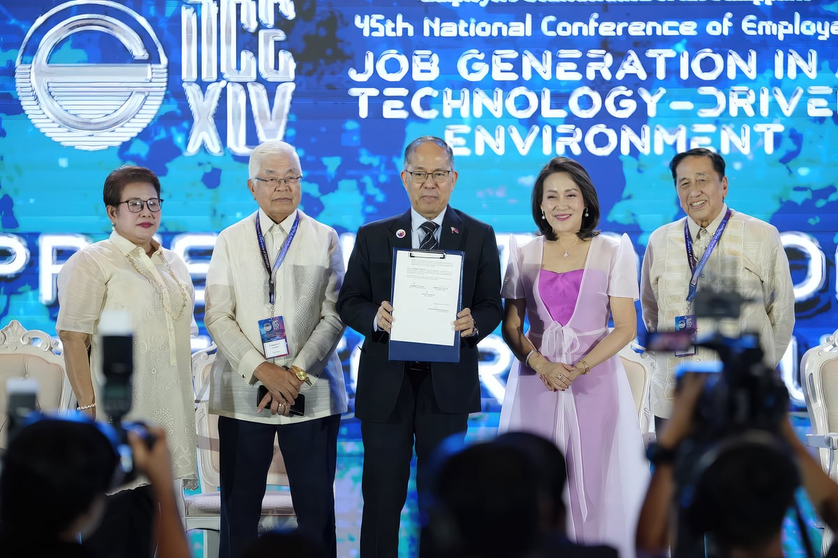 (From left) ECOP officials, namely Governor Enunina Mangio, chairperson Edgardo Lacson, ECOP Chairperson for NCE45 Rhoda Caliwara (4th from left), and President Sergio Ortiz-Luis Jr. ushered ECOP Resolution to Labor Secretary Bienvenido Laguesma (center) during the last day of the 45th National Conference of Employers last 26 June at the Manila Hotel.